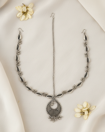 Oxidized Silver Shell-Motif Matha Patti with Intricate Teardrop Maang Tikka